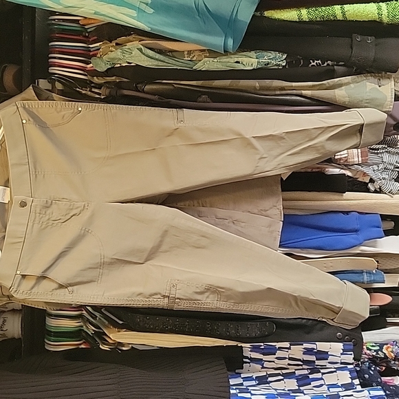 Chicos Olive capri Set - Picture 3 of 6